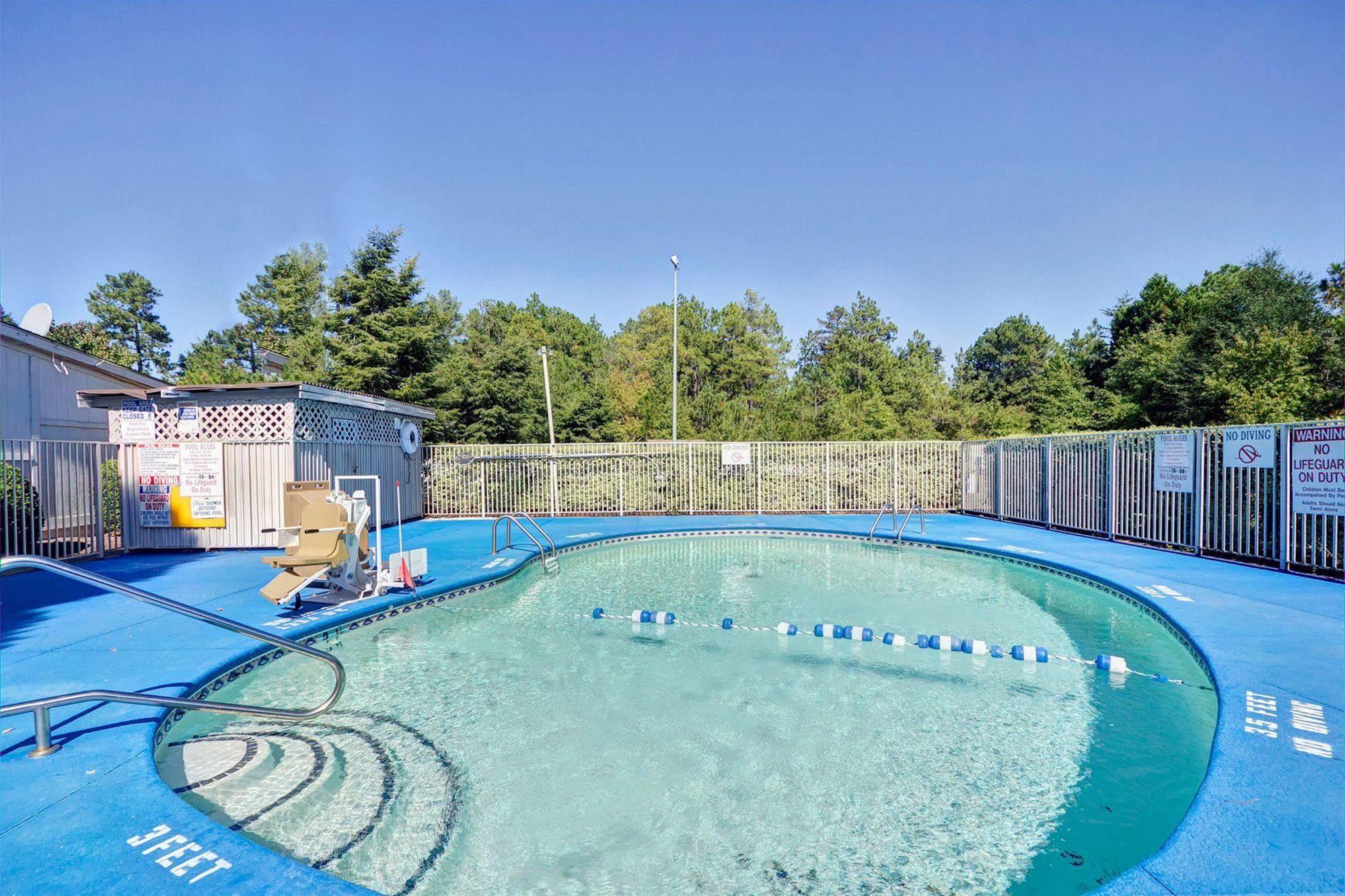 Super 8 By Wyndham Aberdeen Southern Pines Εξωτερικό φωτογραφία